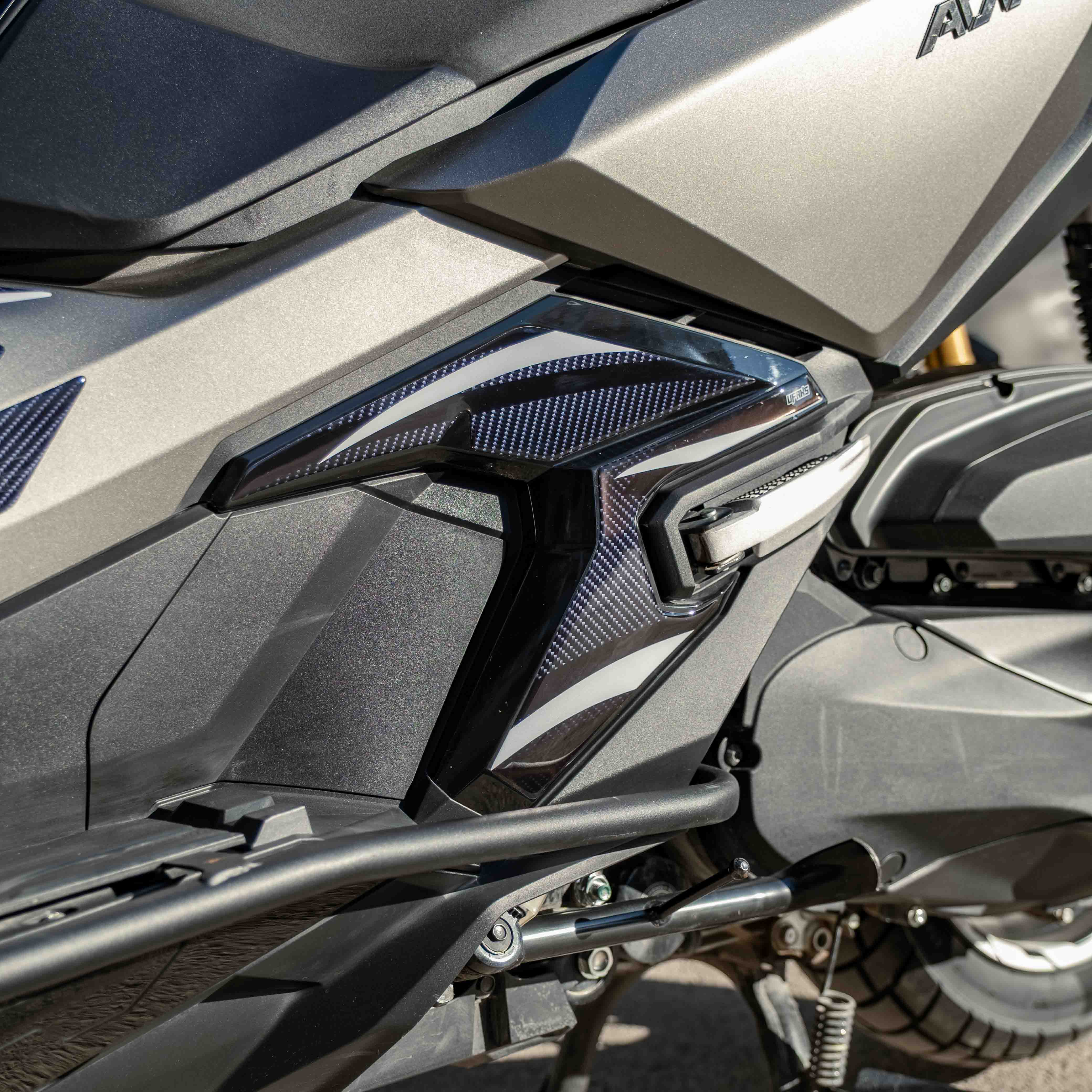Honda ADV 350 Karbon Zeminli Tank Pad Seti (2022-2026)