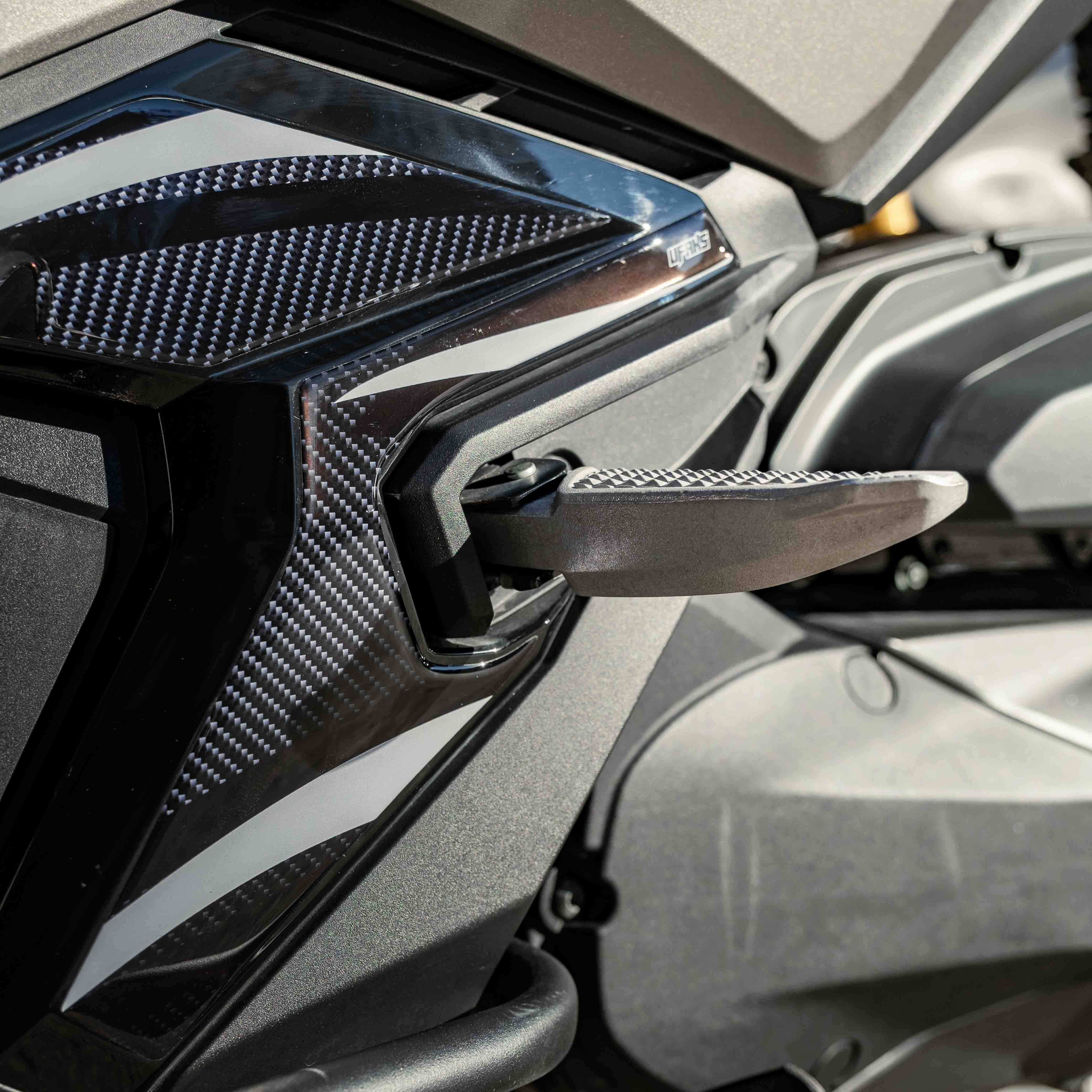 Honda ADV 350 Karbon Zeminli Tank Pad Seti (2022-2026)