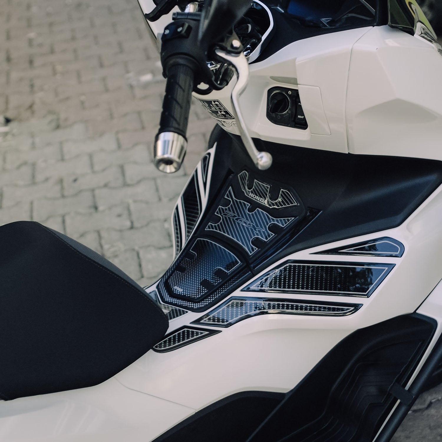 Honda PCX Karbon Tasarımlı Tank Pad Set (2021-2024)
