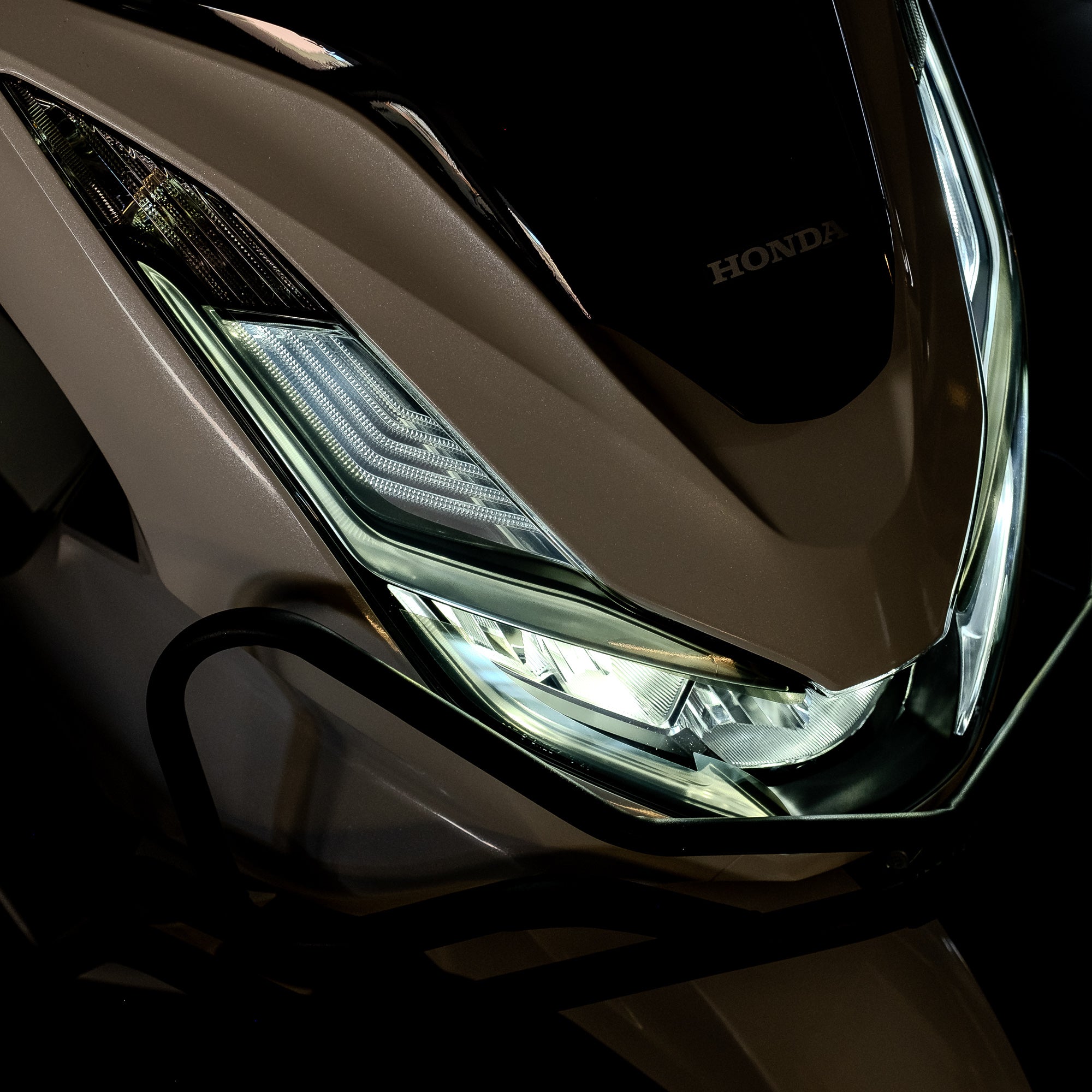 Honda PCX Ön Far Üstü Filmi, Far Kaşı #renk_füme