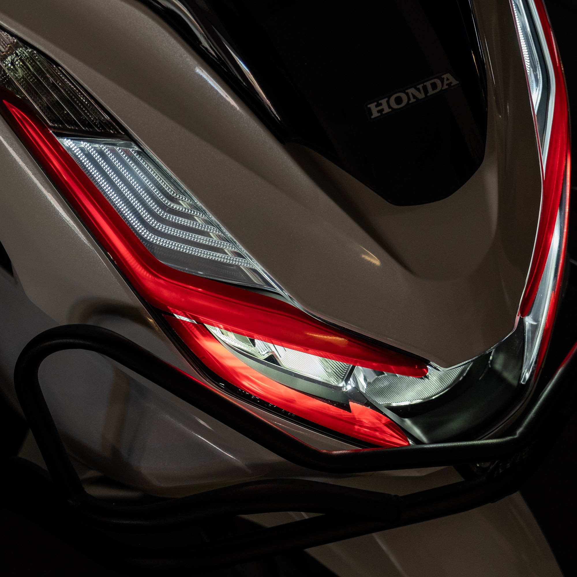 Honda PCX Ön Far Üstü Filmi, Far Kaşı #renk_kırmızı