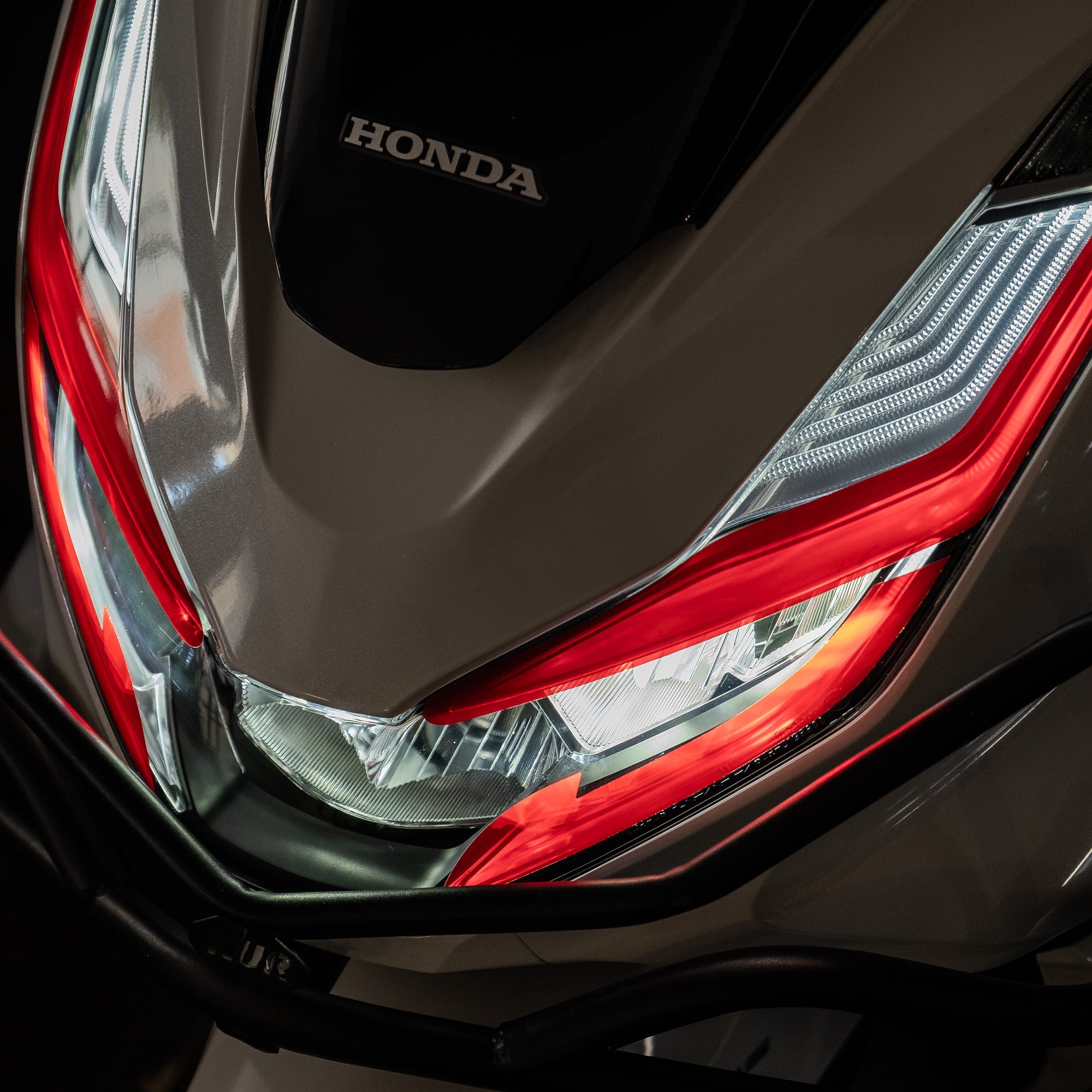 Honda PCX Ön Far Üstü Filmi, Far Kaşı #renk_kırmızı