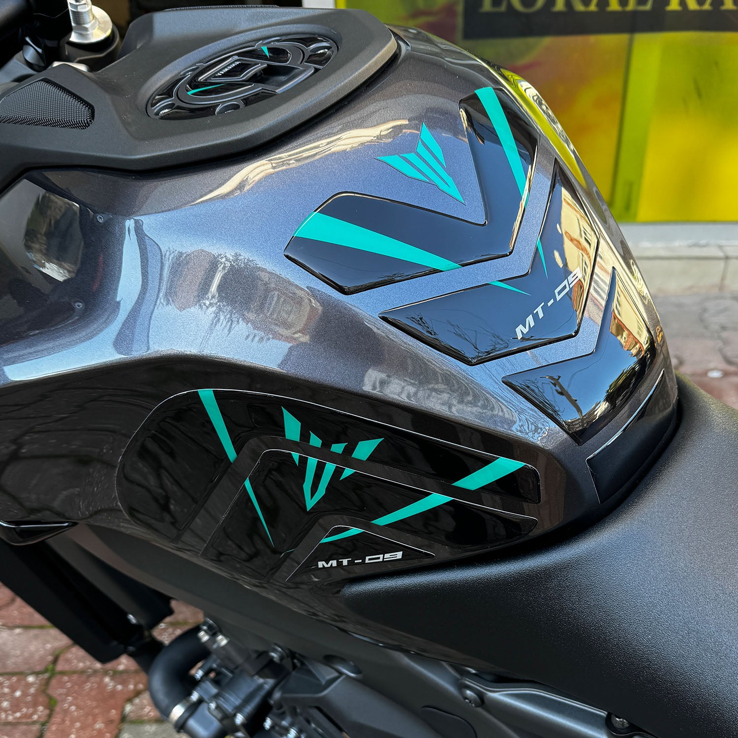 Yamaha MT-09 Neon Strike Tasarımlı Tank Pad Seti (2024)