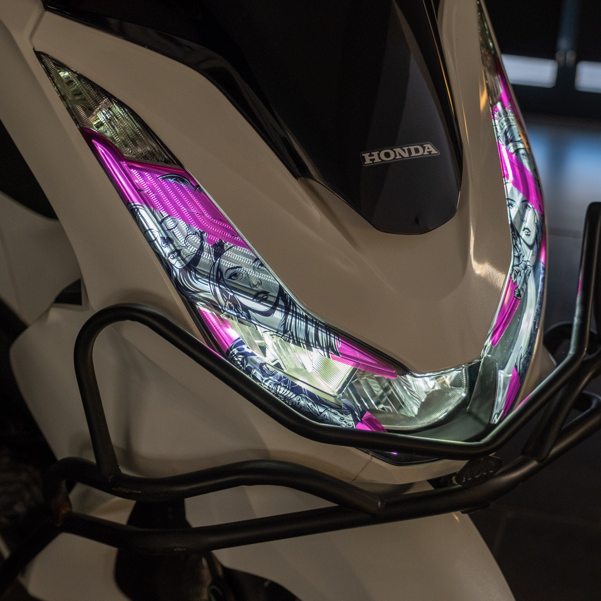Honda PCX Tasarımlı Ön Far Üstü Filmi, Tasarımlı Far Kaşı (2021-2024) #renk_florasan pembe