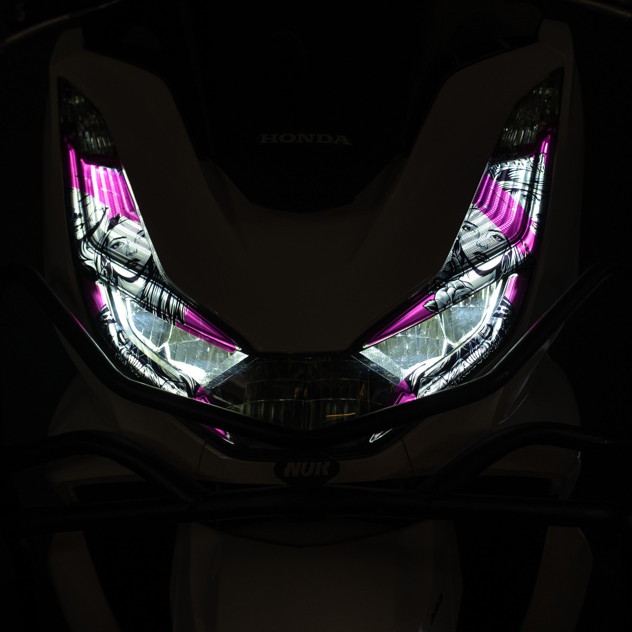Honda PCX Tasarımlı Ön Far Üstü Filmi, Tasarımlı Far Kaşı (2021-2024) #renk_florasan pembe