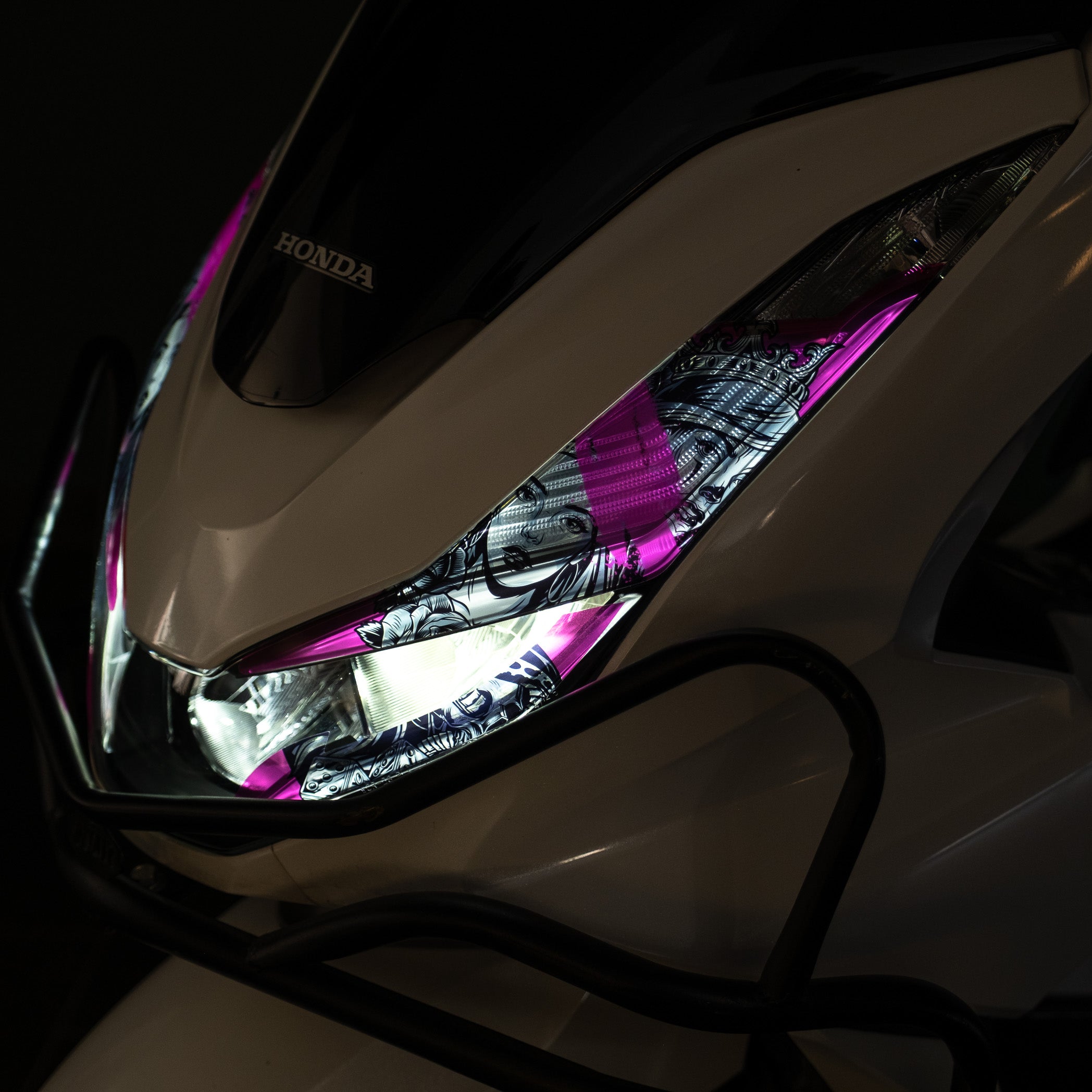Honda PCX Tasarımlı Ön Far Üstü Filmi, Tasarımlı Far Kaşı (2021-2024) #renk_florasan pembe