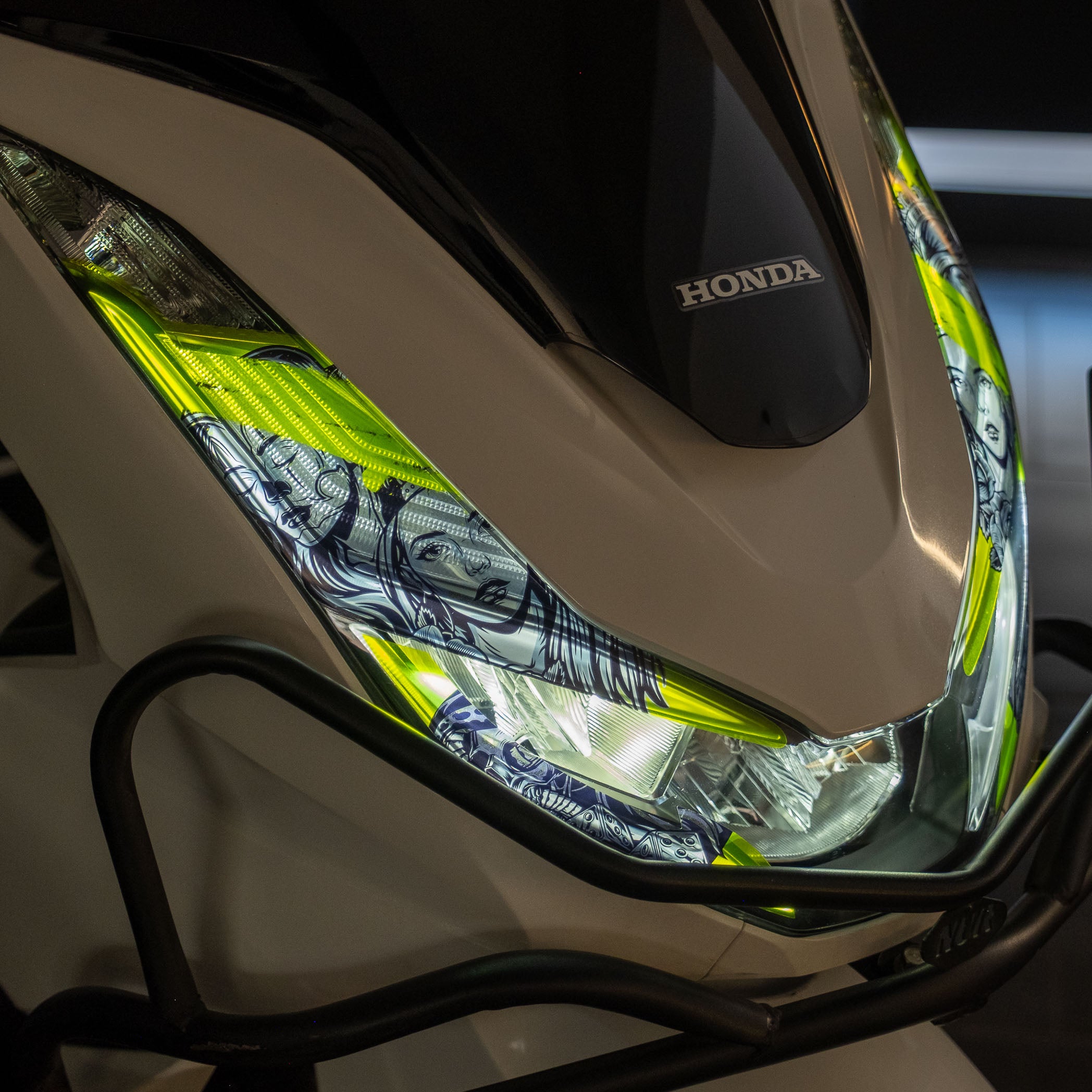 Honda PCX Tasarımlı Ön Far Üstü Filmi, Tasarımlı Far Kaşı (2021-2024) #renk_florasan sarı