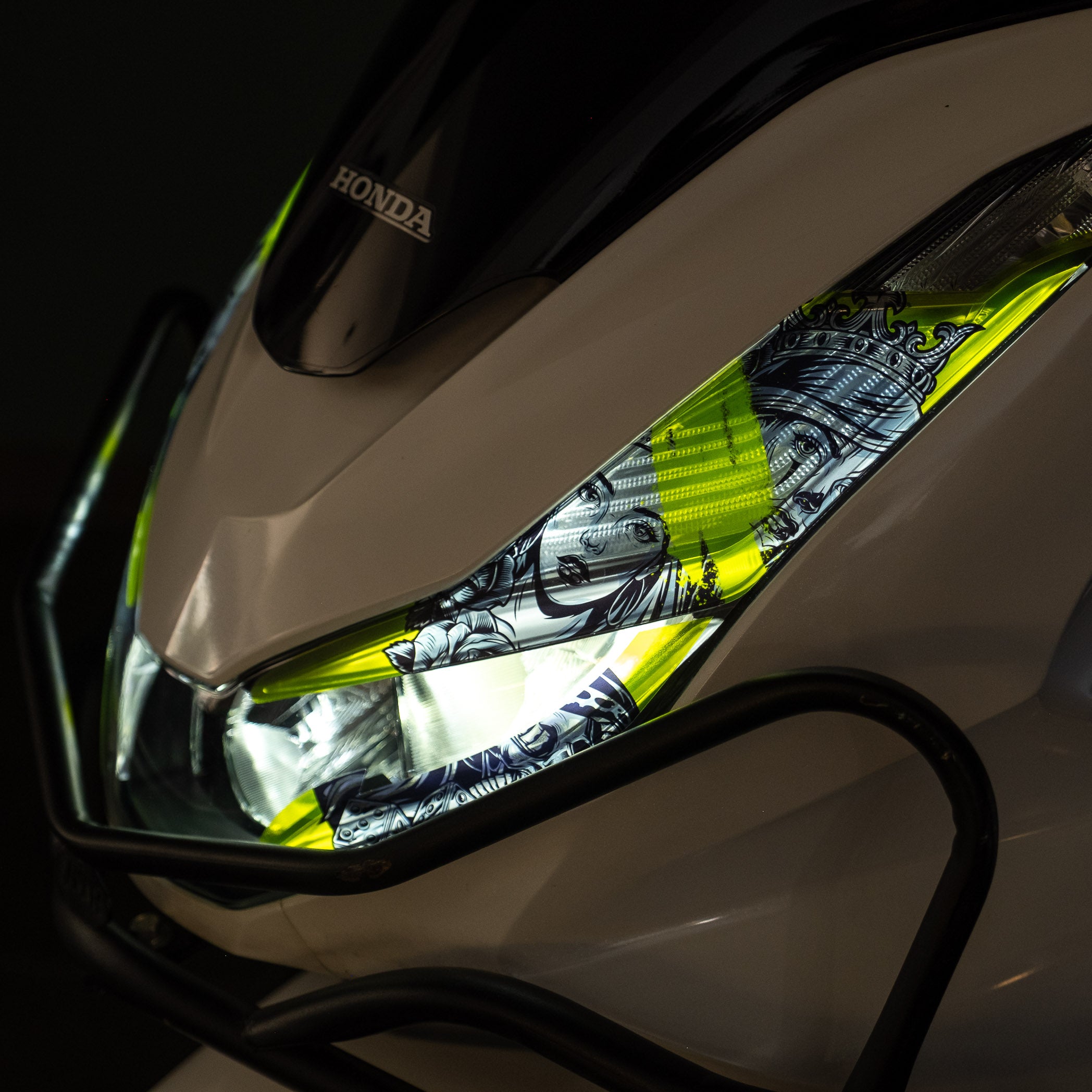 Honda PCX Tasarımlı Ön Far Üstü Filmi, Tasarımlı Far Kaşı (2021-2024) #renk_florasan sarı