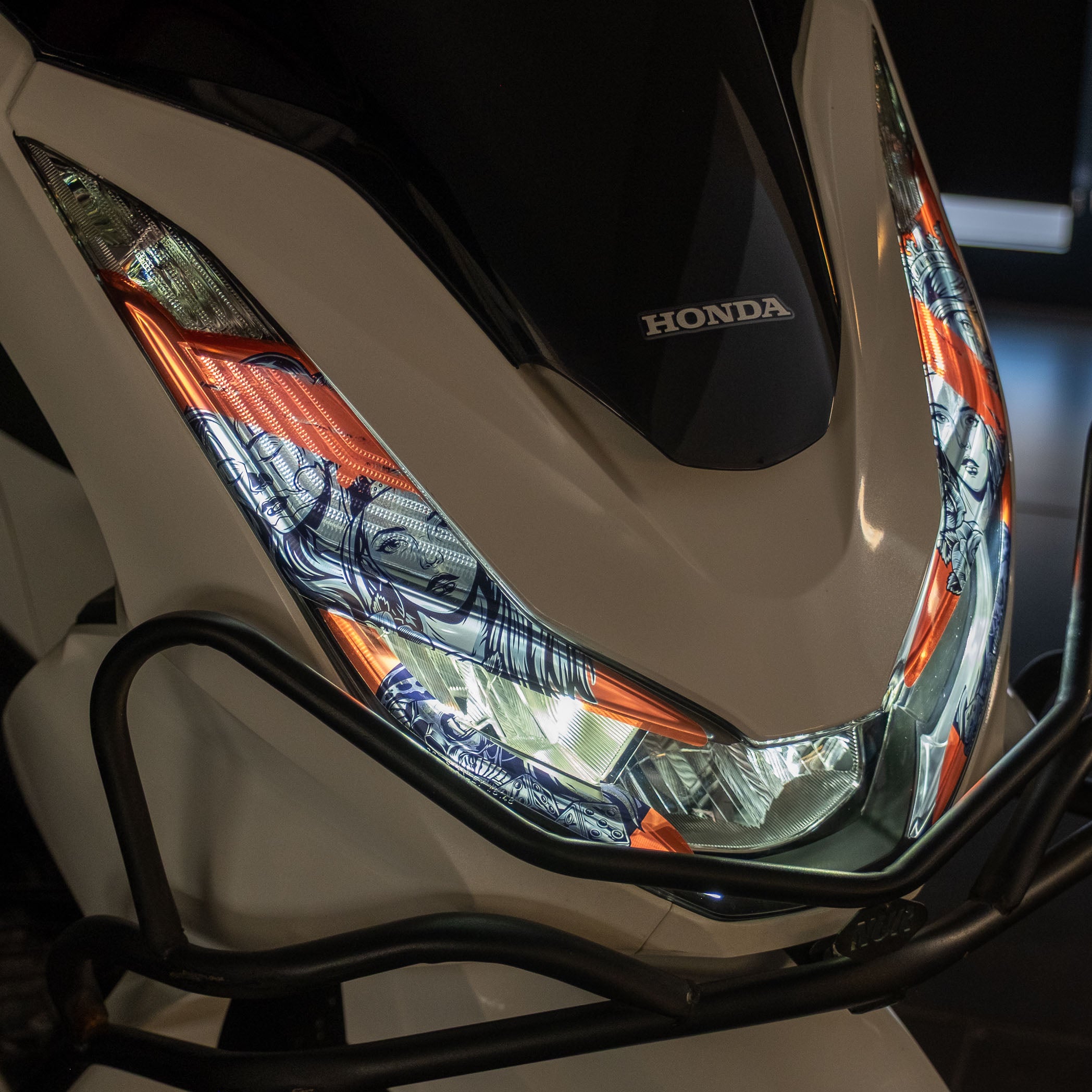 Honda PCX Tasarımlı Ön Far Üstü Filmi, Tasarımlı Far Kaşı (2021-2024) #renk_açık kırmızı