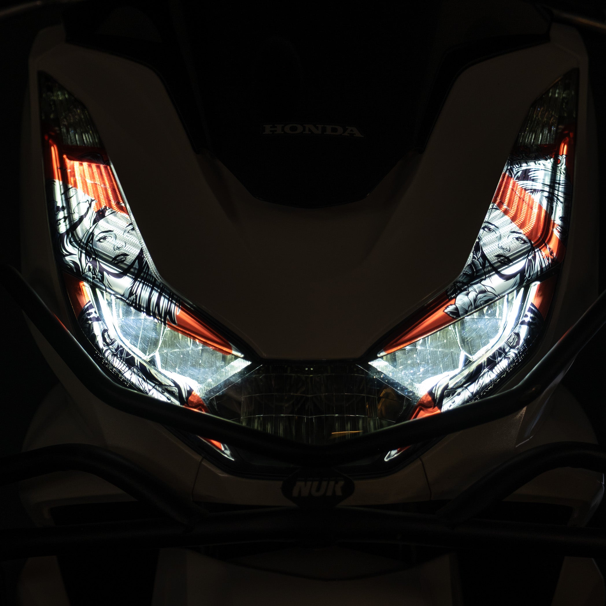 Honda PCX Tasarımlı Ön Far Üstü Filmi, Tasarımlı Far Kaşı (2021-2024) #renk_açık kırmızı