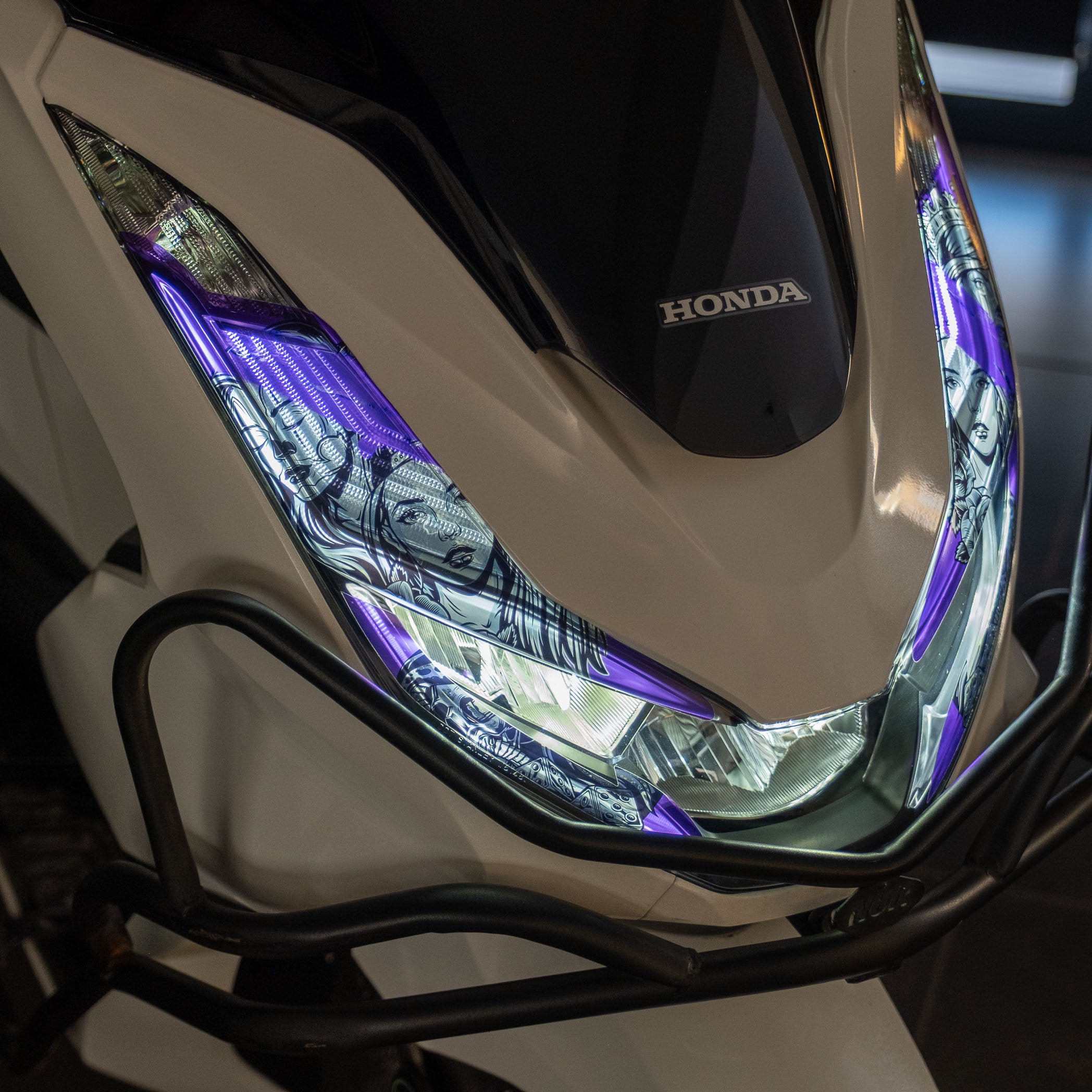 Honda PCX Tasarımlı Ön Far Üstü Filmi, Tasarımlı Far Kaşı (2021-2024) #renk_mor