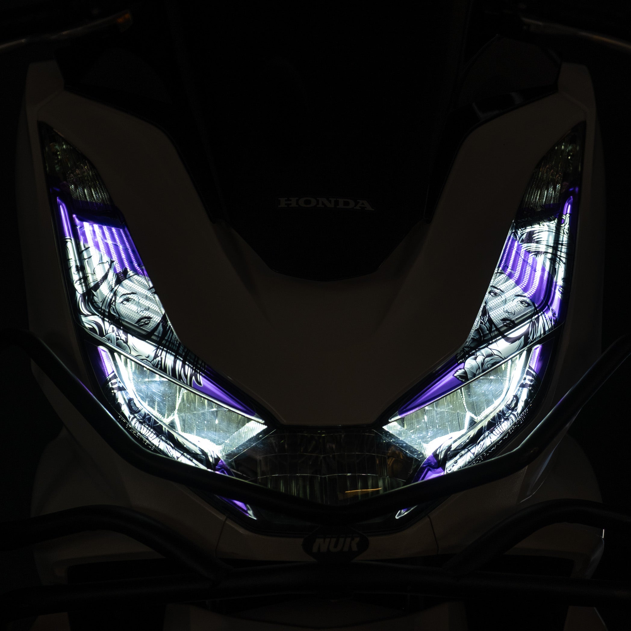 Honda PCX Tasarımlı Ön Far Üstü Filmi, Tasarımlı Far Kaşı (2021-2024) #renk_mor