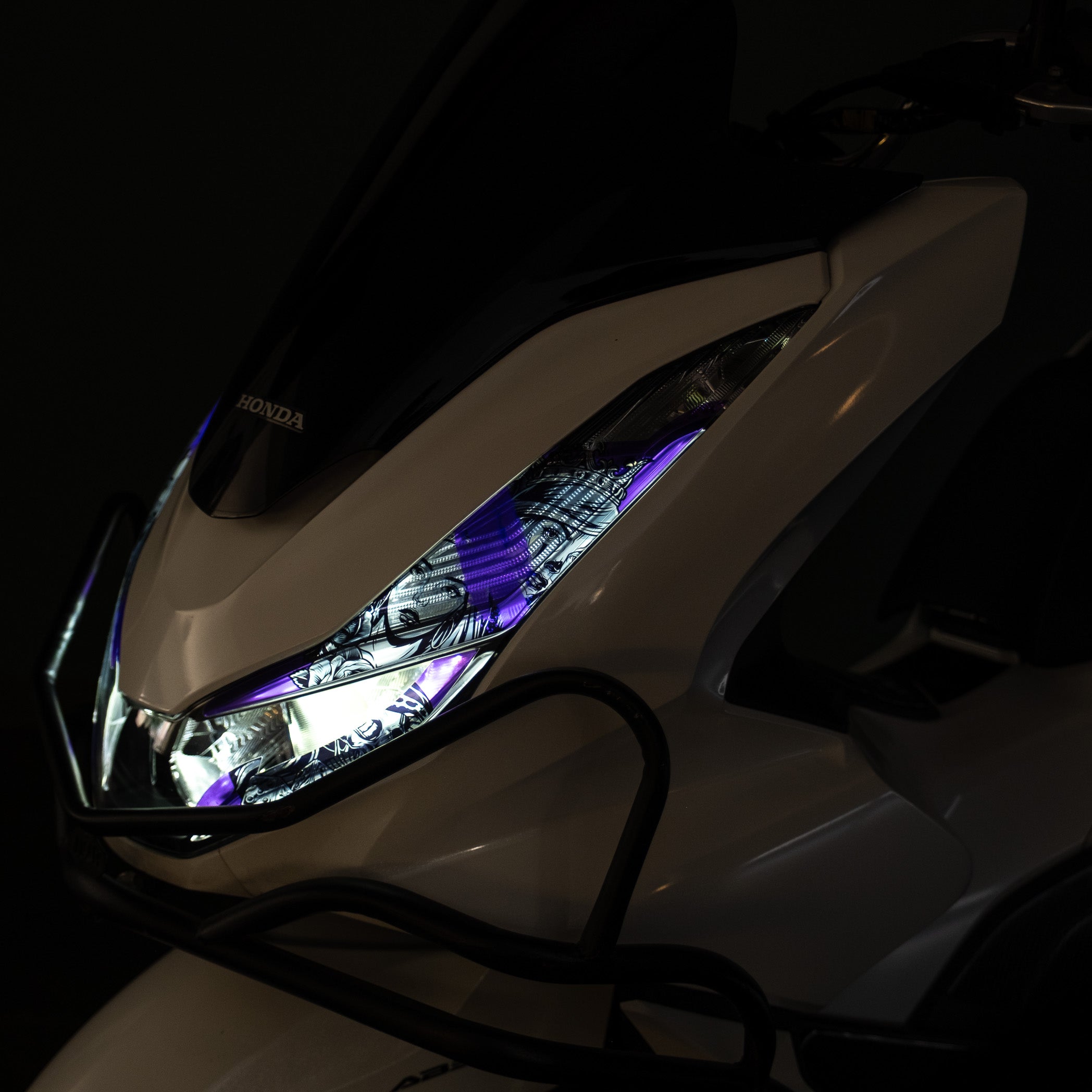 Honda PCX Tasarımlı Ön Far Üstü Filmi, Tasarımlı Far Kaşı (2021-2024) #renk_mor