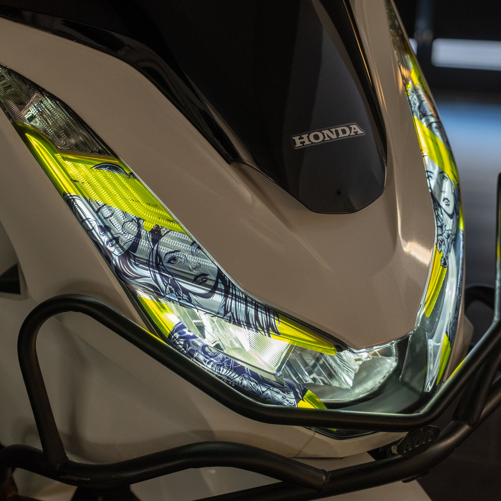 Honda PCX Tasarımlı Ön Far Üstü Filmi, Tasarımlı Far Kaşı (2021-2024) #renk_sarı