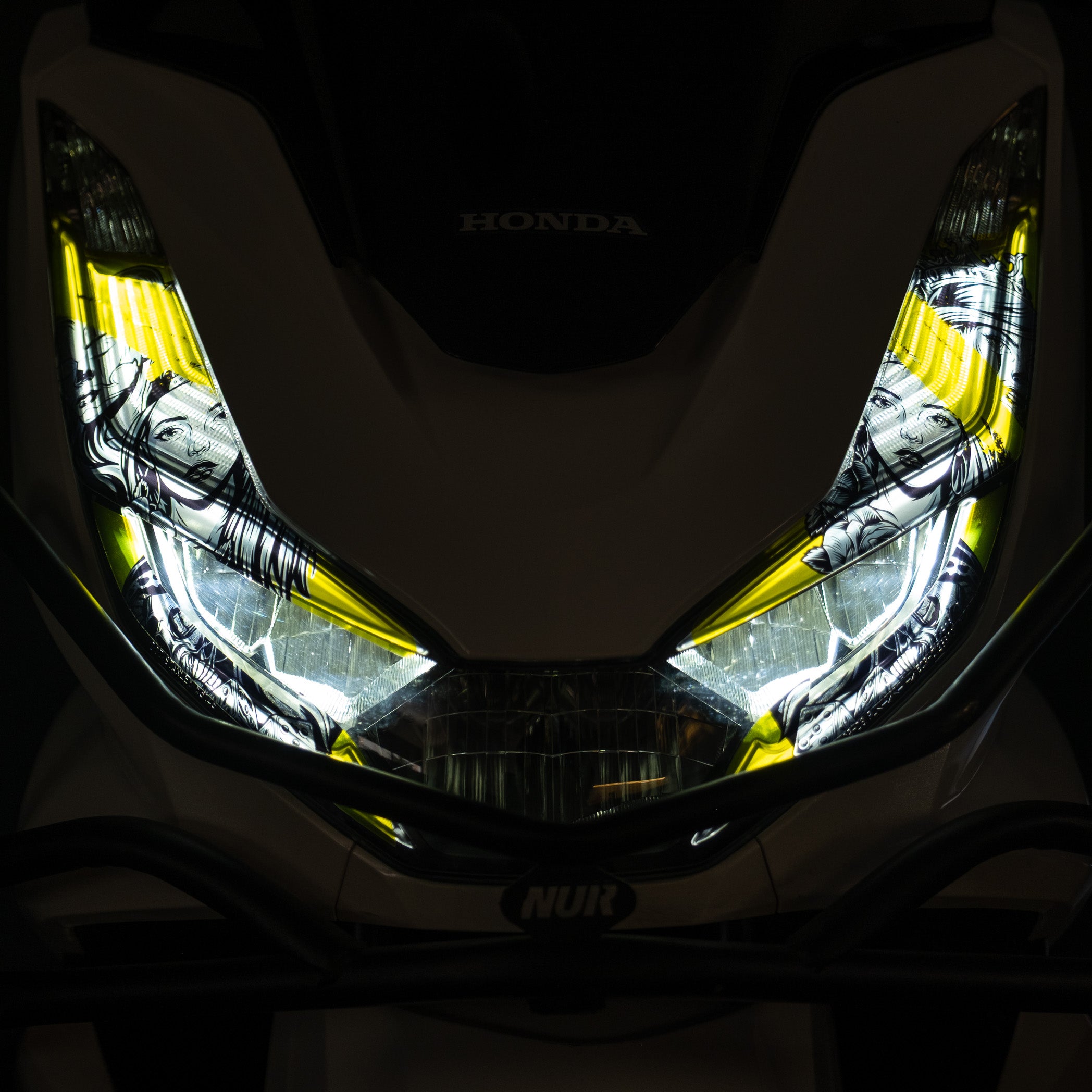 Honda PCX Tasarımlı Ön Far Üstü Filmi, Tasarımlı Far Kaşı (2021-2024) #renk_sarı