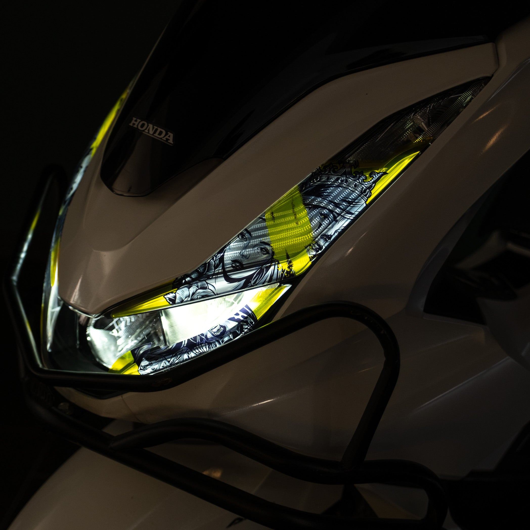 Honda PCX Tasarımlı Ön Far Üstü Filmi, Tasarımlı Far Kaşı (2021-2024) #renk_sarı