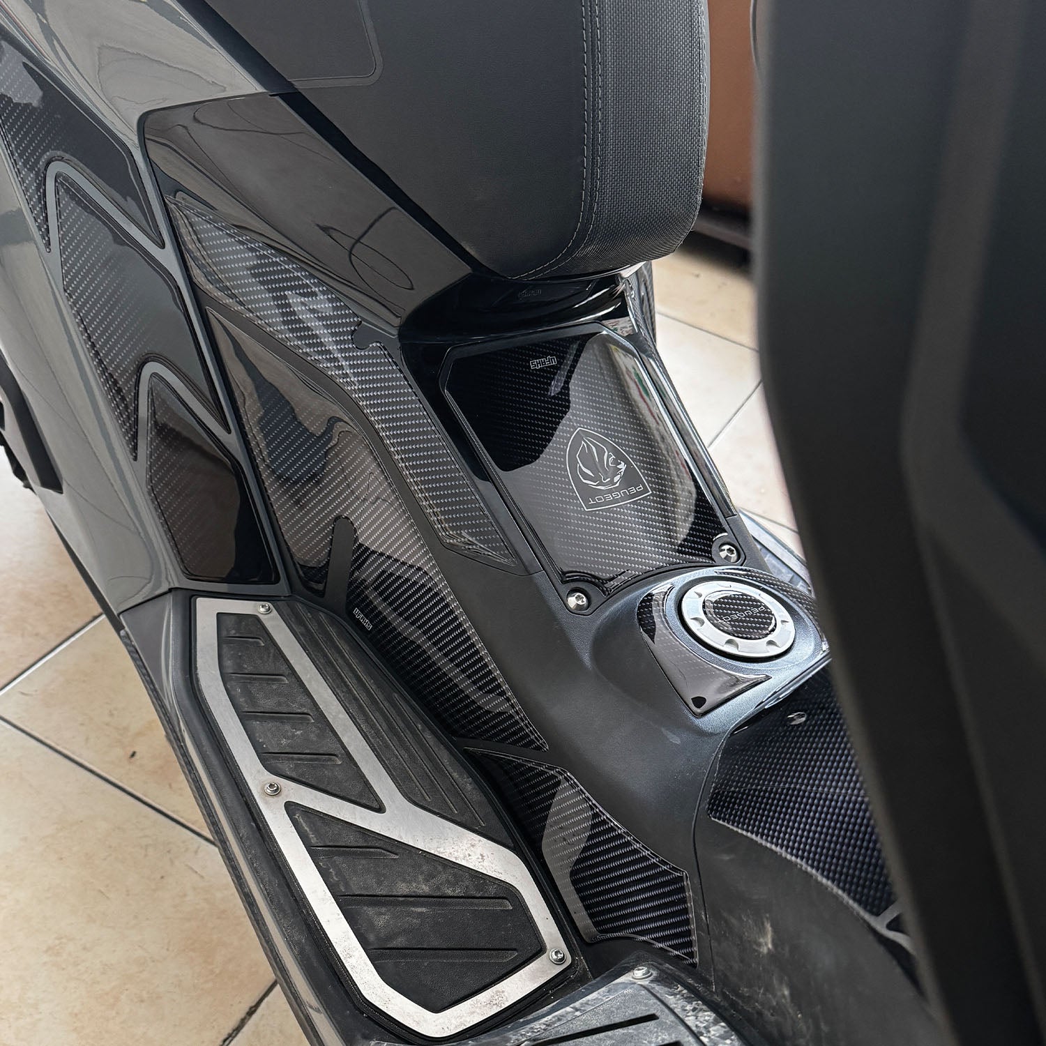 Peugeot Pulsion 125 Karbon Tasarımlı Tank Pad Seti (2023-2025)