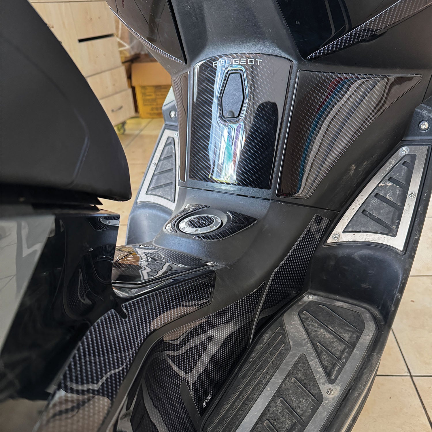 Peugeot Pulsion 125 Karbon Tasarımlı Tank Pad Seti (2023-2025)