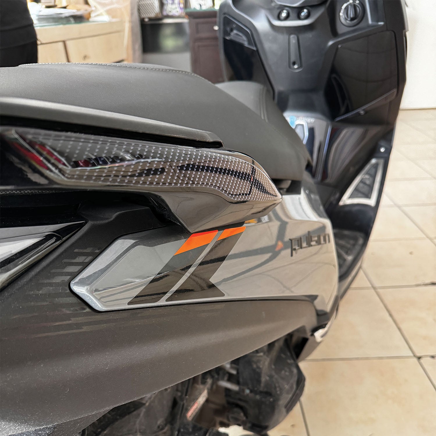 Peugeot Pulsion 125 Karbon Tasarımlı Tank Pad Seti (2023-2025)