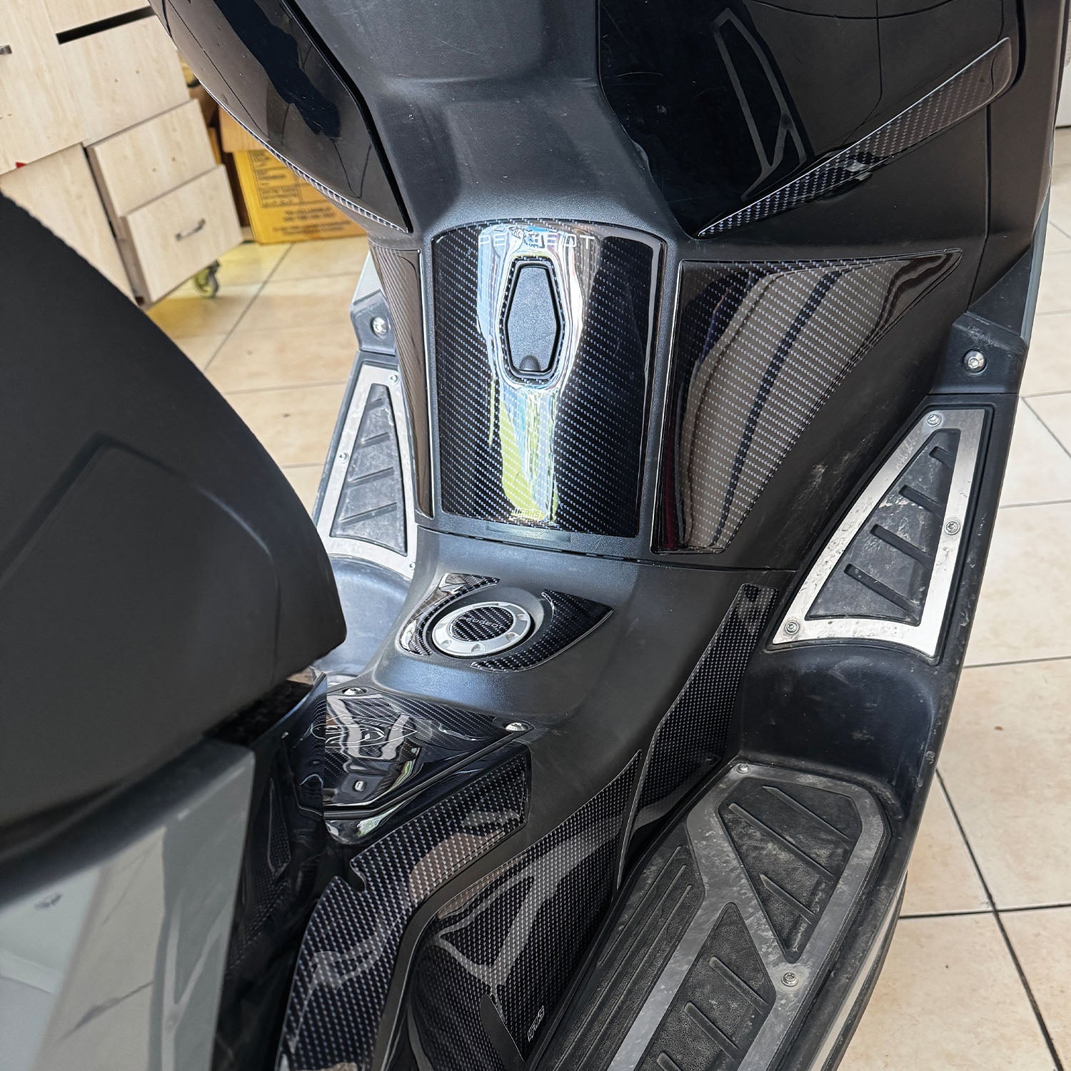 Peugeot Pulsion 125 Karbon Tasarımlı Tank Pad Seti (2023-2025)