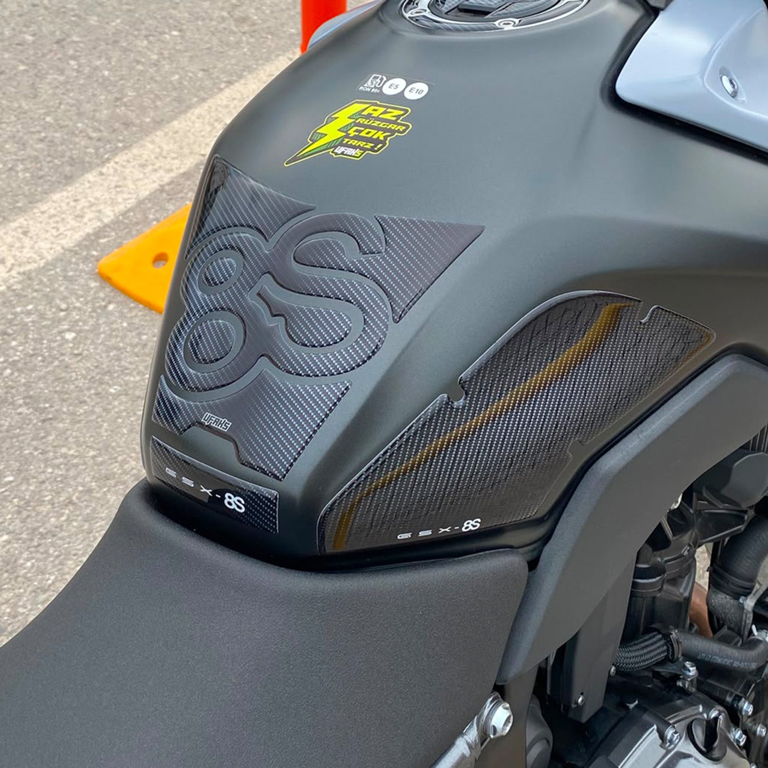 Suzuki GSX-8S Karbon Zeminli Tank Pad Set (2023-2025)