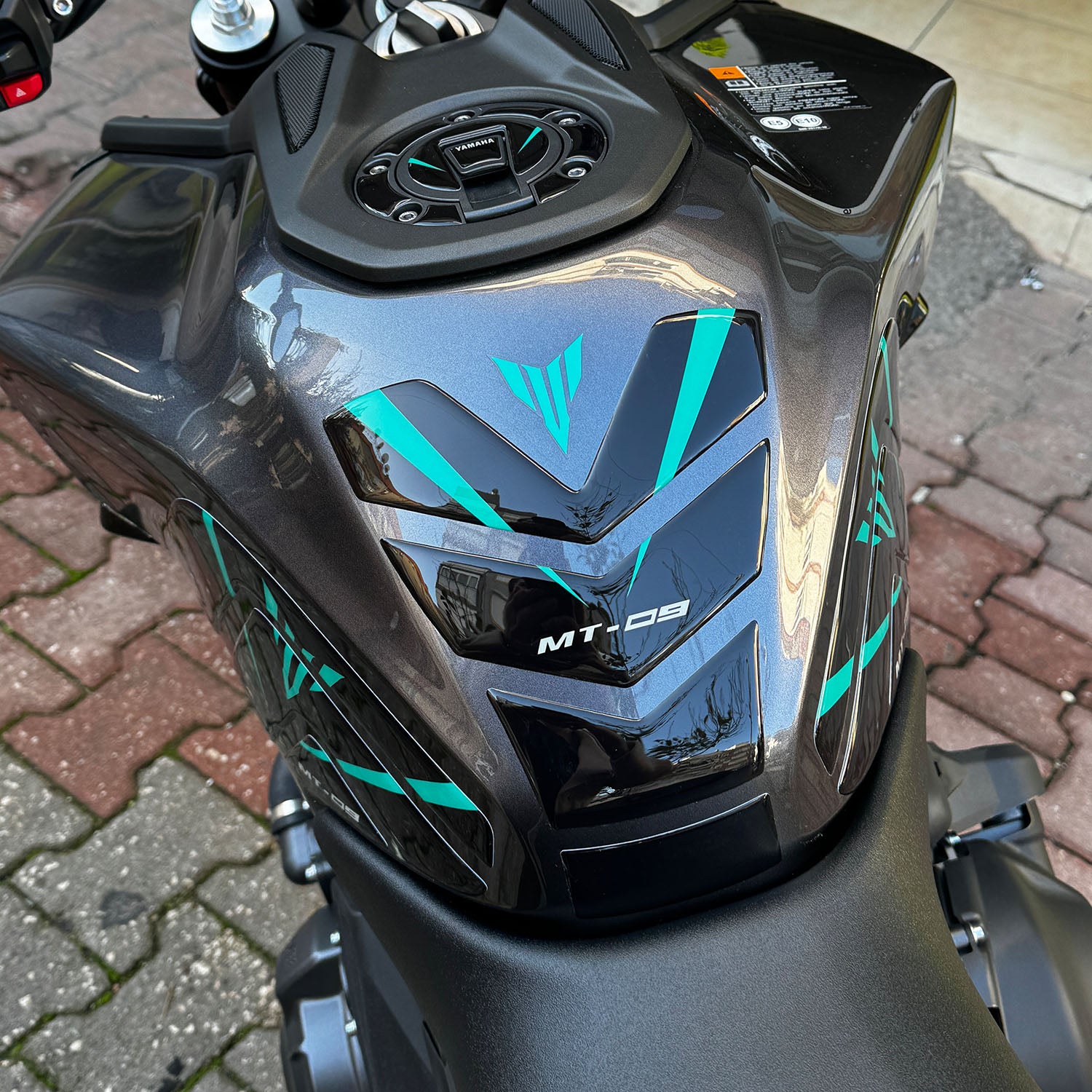 Yamaha MT-09 Neon Strike Tasarımlı Tank Pad Seti (2024)